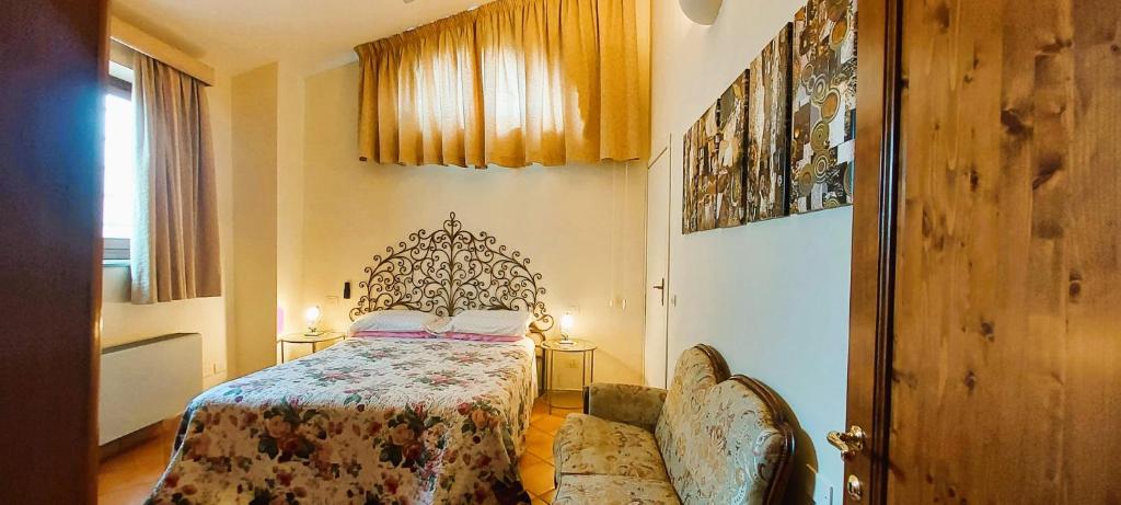 巴尼奥阿里波利西维特乡村度假酒店的一间卧室配有一张床和一张沙发