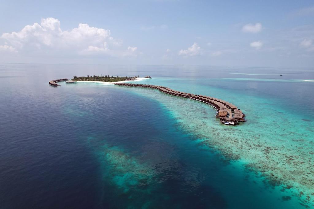 北马累环礁Grand Park Kodhipparu Maldives - Child Stay & Eat Free Until 30 Nov 2024的海中的一个岛屿,在水中划船
