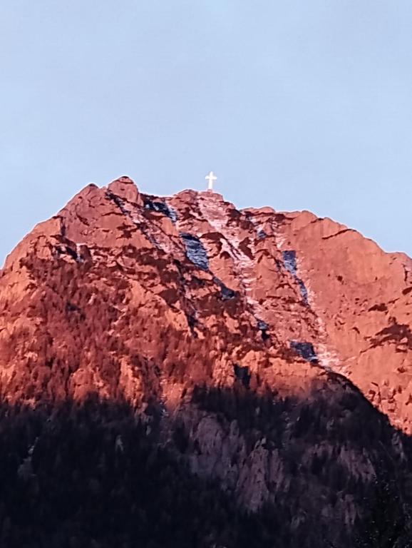 布什泰尼Casa cu Flori的山顶上有一个十字架的山
