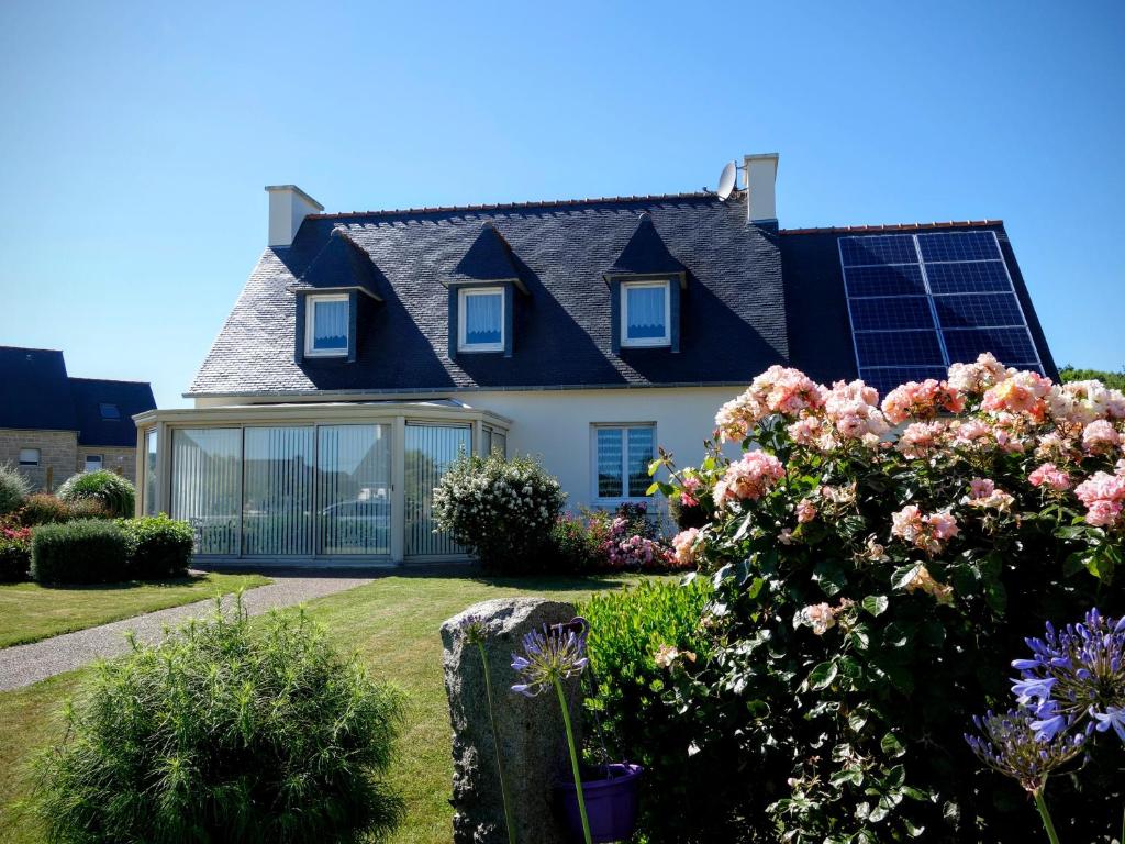 LanmodezMaison de la Presqu'île - 4 chambres avec Vue Mer的屋顶上设有太阳能电池板的房子