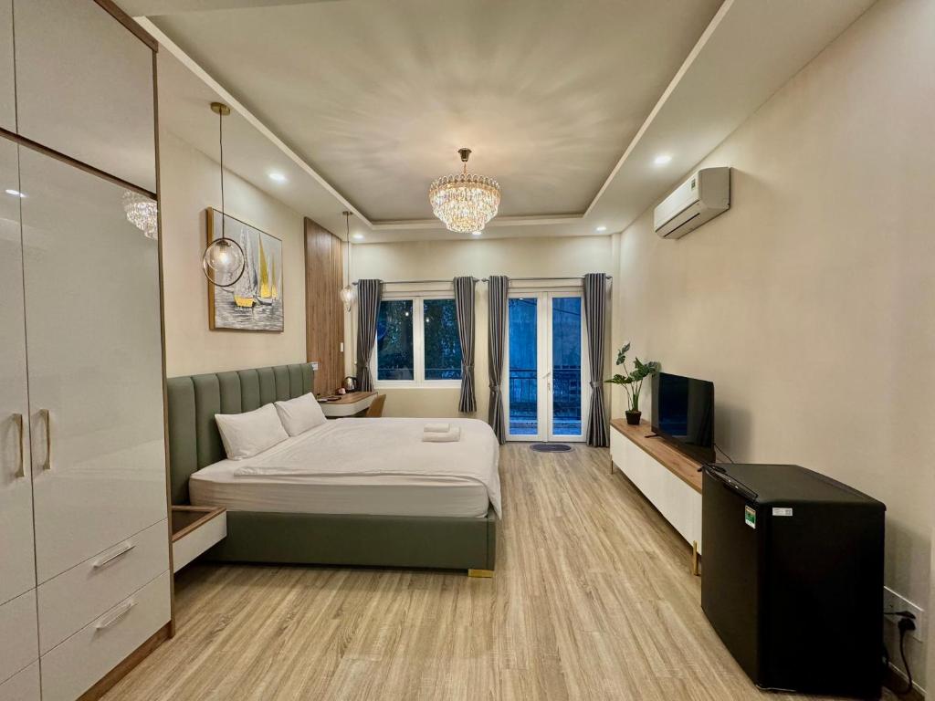 胡志明市Amazing Merit Ben Thanh的一间卧室配有一张床和一台电视