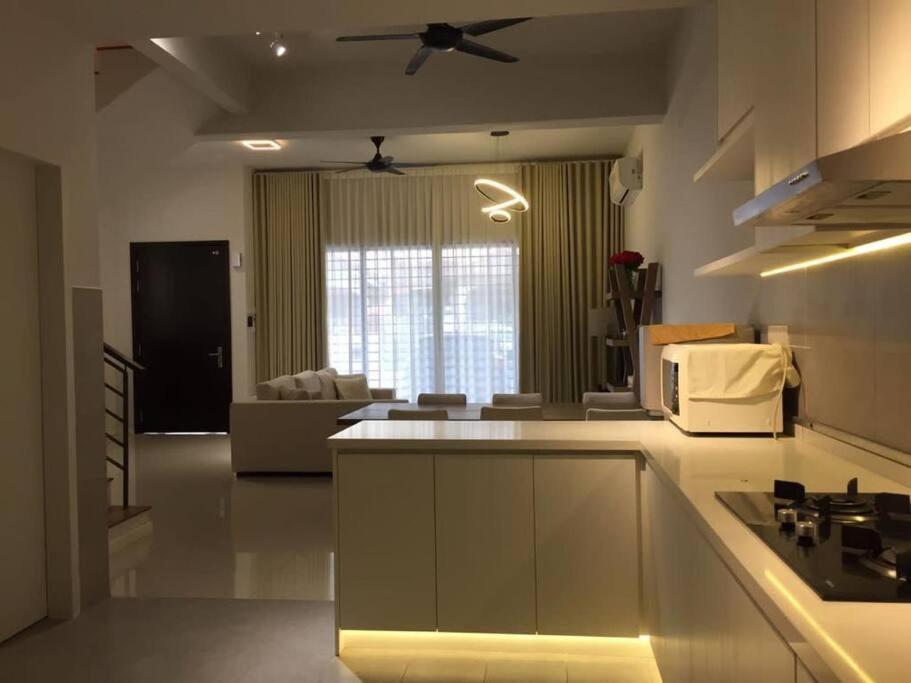 万挠Nordic Vale Homestay Bandar Country Homes Rawang的厨房设有带吊扇的客厅。