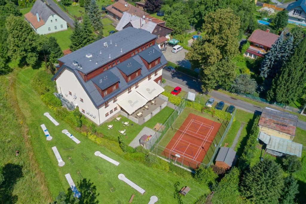 利波瓦拉尼Hotel Toč的享有带网球场的大房子的空中景致