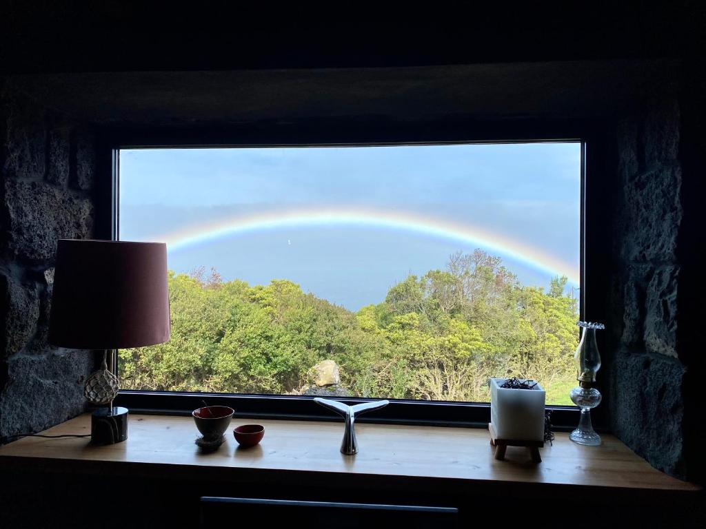 圣罗克杜皮库WAKA PICO AZORES的天上带彩虹的窗户