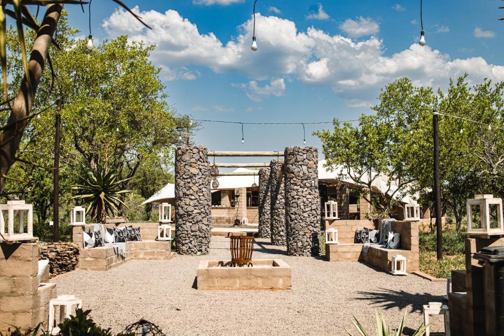 格罗布勒斯达尔Buffalo Ranch Game Lodge的庭院中一座石柱建筑