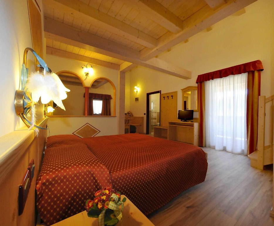 巴塞尔加·迪·皮纳坎帕萨阿拉酒店的一间在房间内配有红色床的卧室