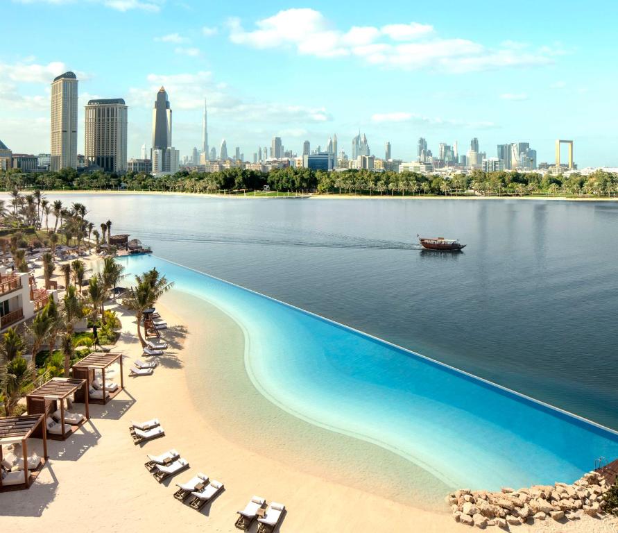 迪拜迪拜柏悦酒店的度假村的无边泳池享有城市美景。
