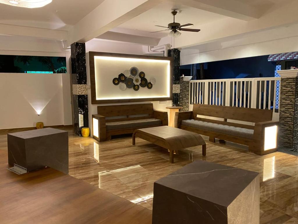 蓬蒂切里Le Poshe Luxury Pondicherry的带沙发和桌子的客厅以及天花板