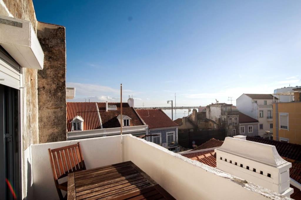 希拉自由镇Casa Pássaro的阳台享有带建筑的城市景观。