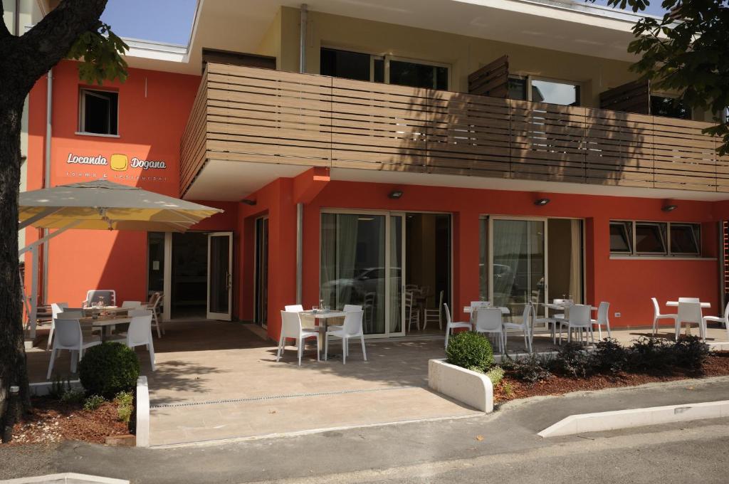佩斯基耶拉德加达罗坎达多加纳住宿加早餐旅馆的前面设有桌椅的建筑
