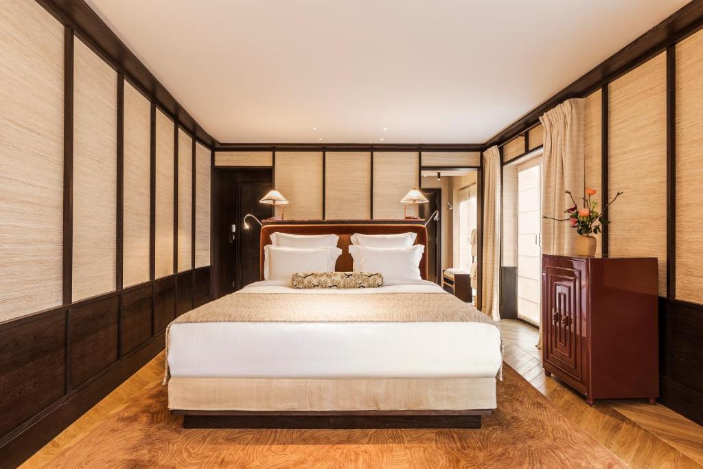 巴黎Hotel Hana的一间卧室配有一张带白色床单的大床