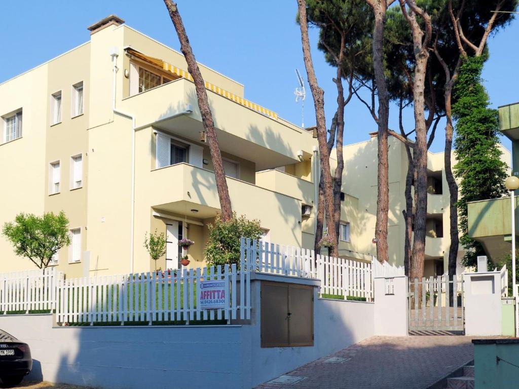 洛萨皮内塔Apartment Veranda-6 by Interhome的一座白色的栅栏和树木建筑