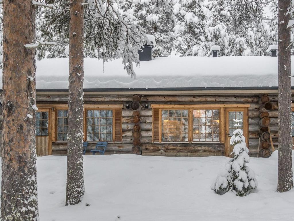 锡尔卡Holiday Home Auroora by Interhome的雪中树林里的小木屋
