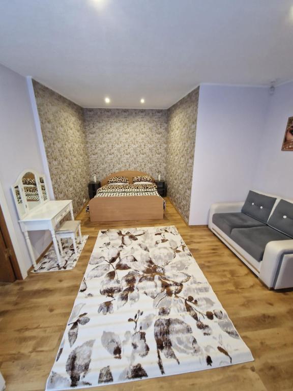陶格夫匹尔斯Karolina的卧室配有一张床,地板上铺有地毯