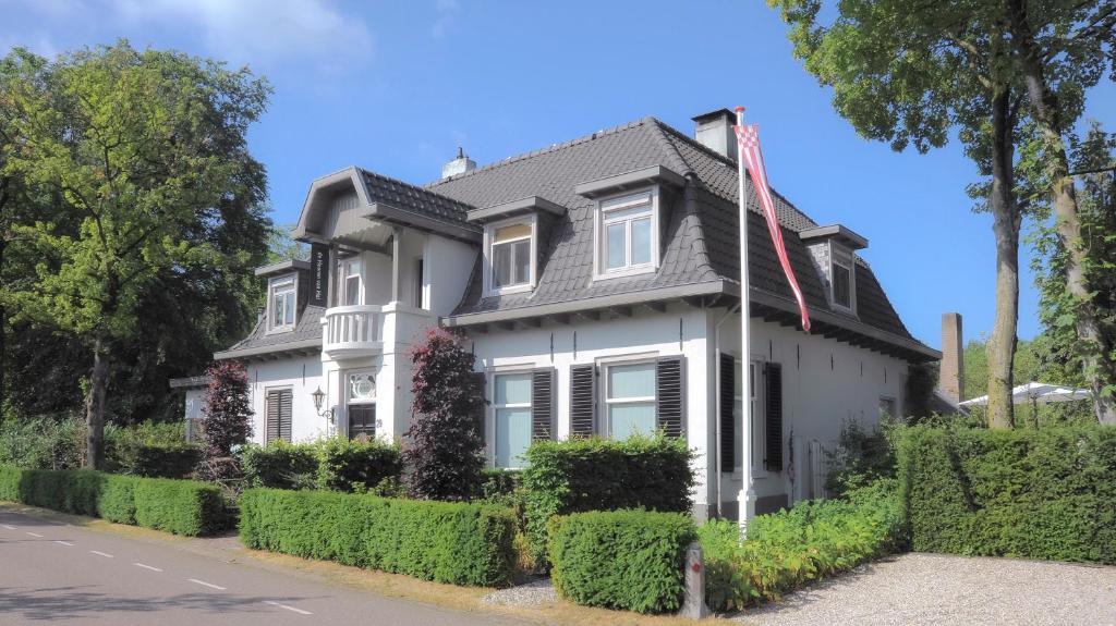Eschde Heeren van Hal的白色房子,有灰色的屋顶