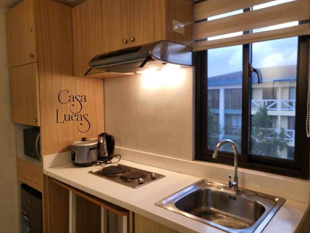 大雅台Casa Lucas的厨房设有水槽和窗户。
