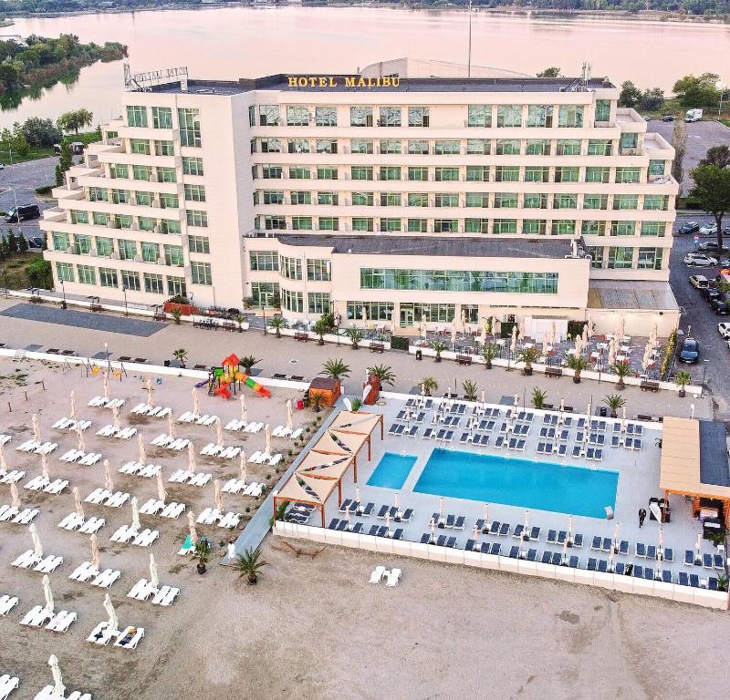 马马亚马里布酒店的享有酒店空中美景,设有椅子和游泳池