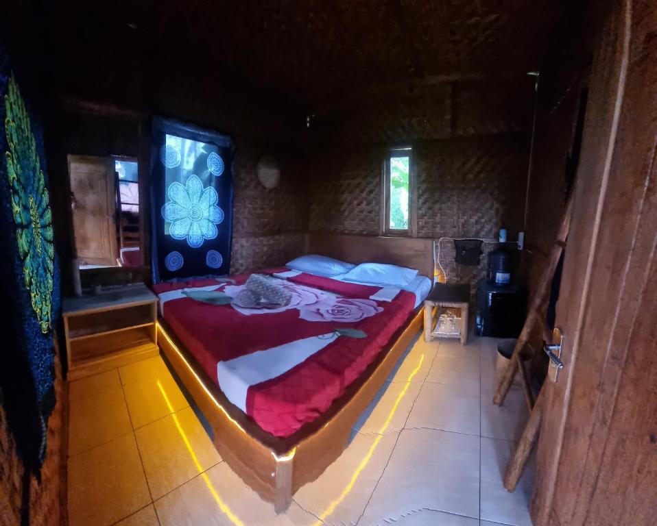 特特巴图Tetebatu Hostel Private Bungalow的一间卧室,卧室内配有一张大床
