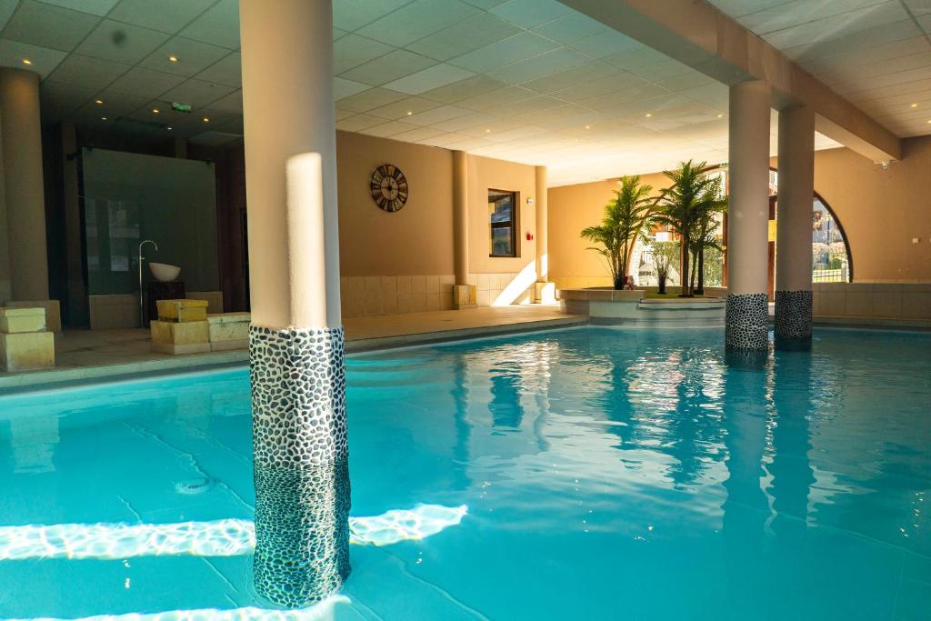 圣拉里苏朗Résidence Cami Réal ****的一座有柱子的酒店游泳池