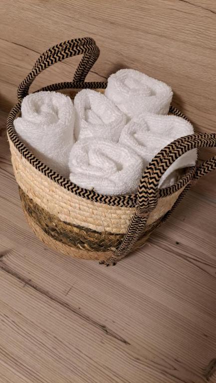 WörschachFerienwohnung Wolkenstein的装满毛巾的篮子,铺在木地板上