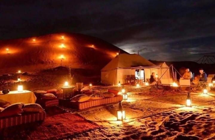 梅尔祖卡Desert Berber Fire-Camp的沙漠中的一个灯笼大帐篷