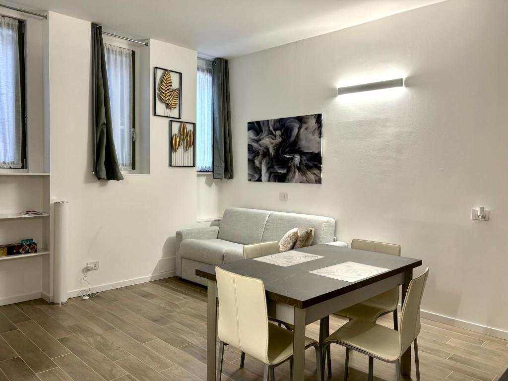 米兰Modern-House • Fiera Milano (MiCo) • City Life的客厅配有桌子和沙发