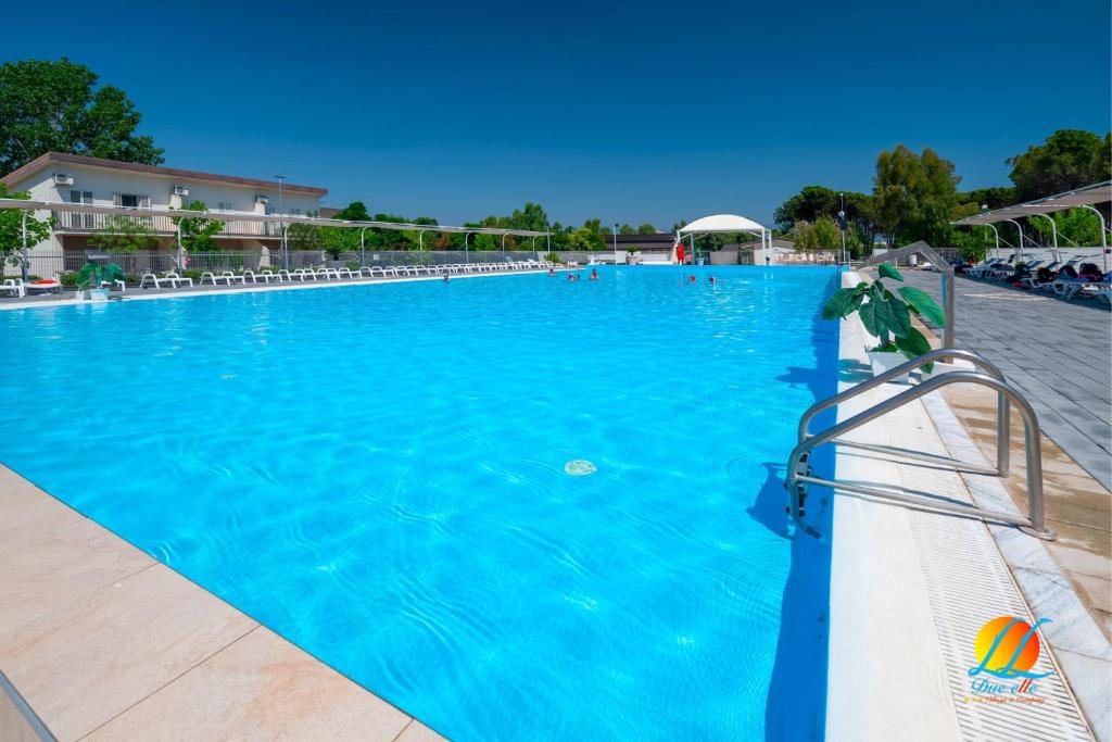 马里纳斯基亚沃尼亚Village Due Elle的一座大型蓝色游泳池,里面装有排球