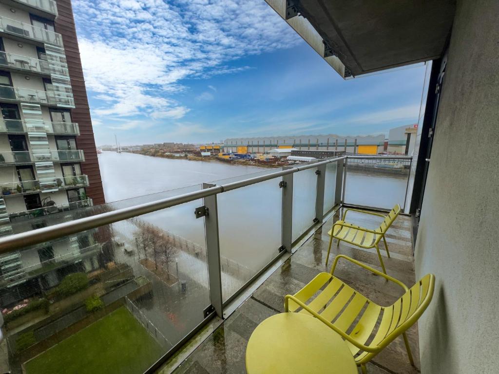 格拉斯哥Riverside Retreat with Spectacular Views Glasgow的阳台配有两把椅子,享有河景