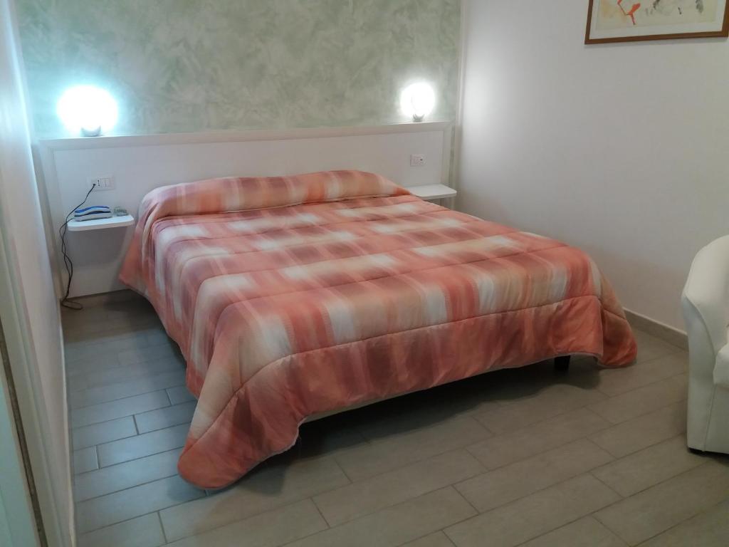 巴里哥斯达酒店的酒店客房,配有带条纹毯子的床