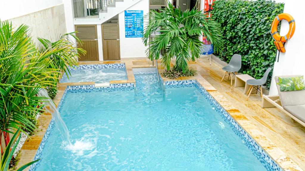 阿纳波伊马HOTEL LE FALEP的一座建筑中间的游泳池,带喷泉