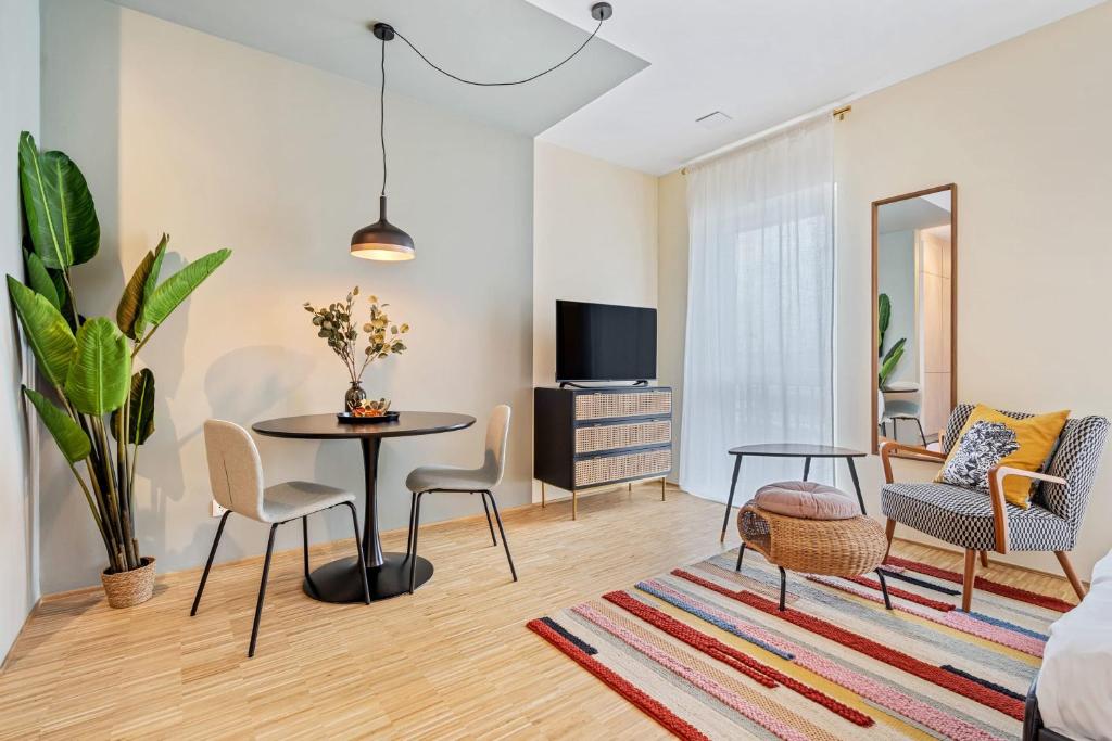 卢森堡All in Studio with Private Parking City Lux ID219的客厅配有桌椅和电视。