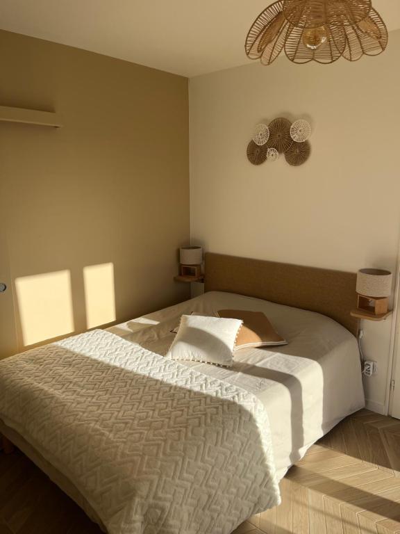 安锡Studio tout confort Annecy的卧室配有一张大白色的床和风扇