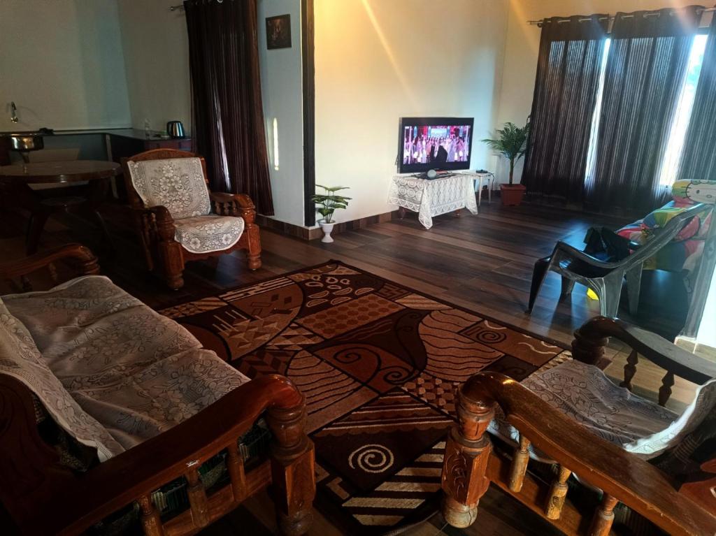 马迪凯里Jishi Homestay的带沙发和电视的客厅