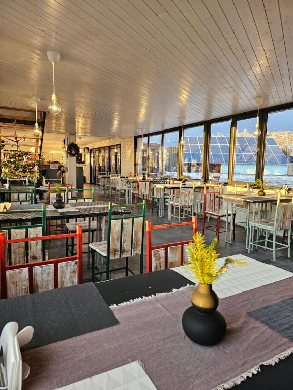 锡尔内亚Ursa Mica Glamping Resort的用餐室设有桌椅和窗户。