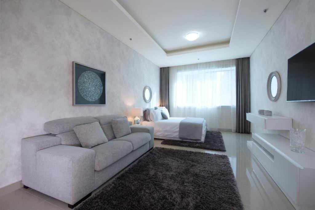 迪拜Marina Studio - KV Hotels的客厅配有沙发和1张床