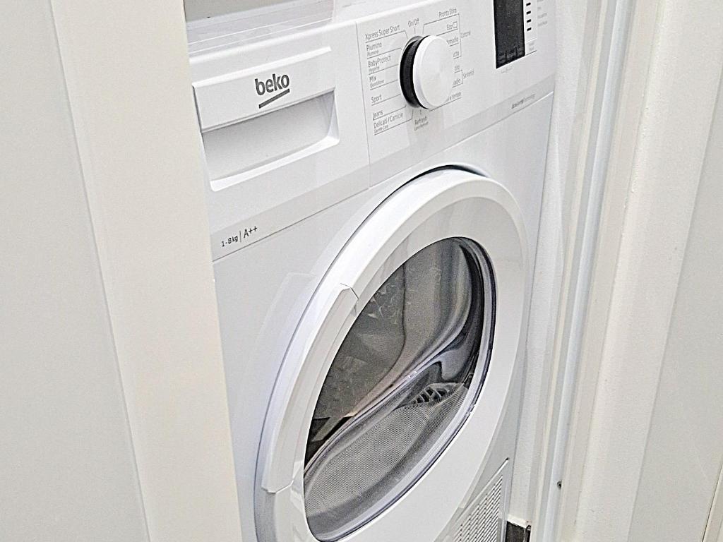 巴勒莫La Baronessa的客房内提供白色洗衣机。