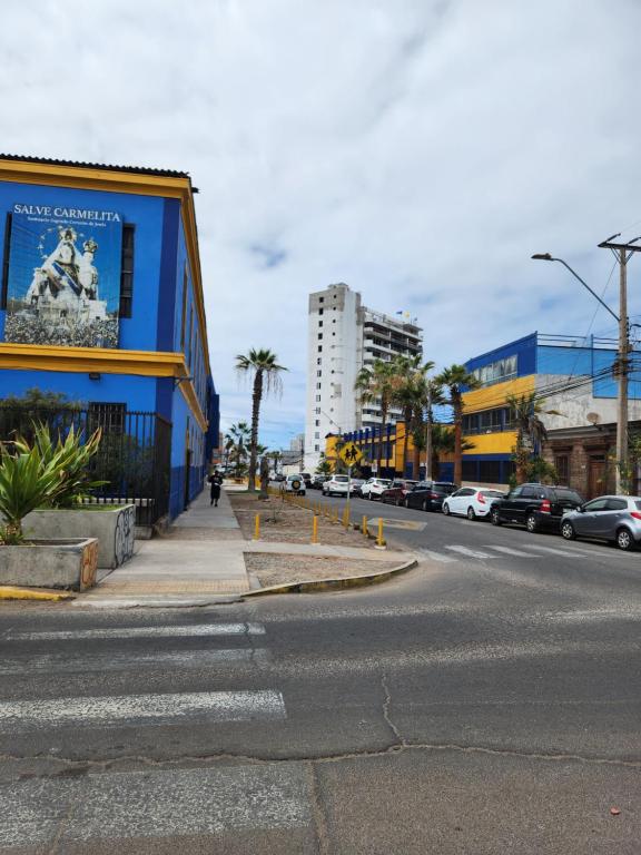 伊基克El Pescador的一条空荡荡荡的城市街道,有蓝色的建筑和汽车