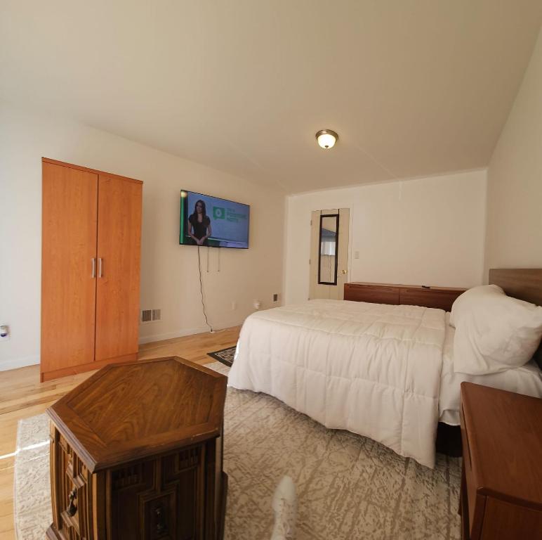 纽瓦克Traveler's Lodge In Newark City的卧室配有一张床,墙上配有电视。