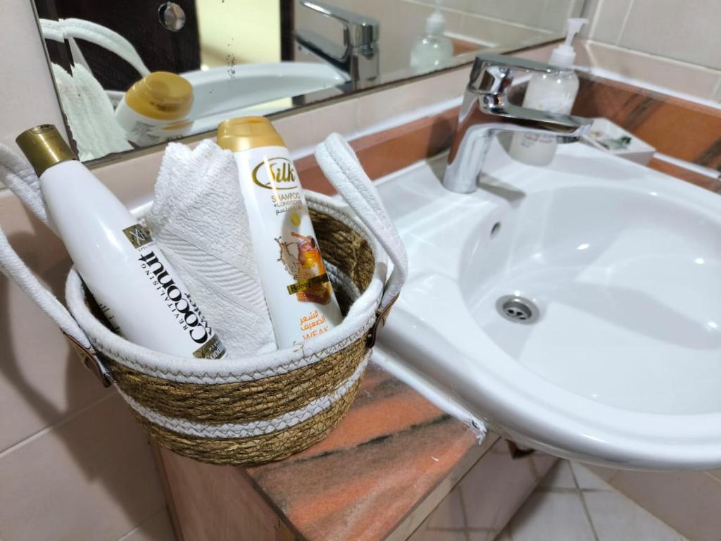 沙迦Smart Home Vacation Home的浴室提供牙刷篮和水槽
