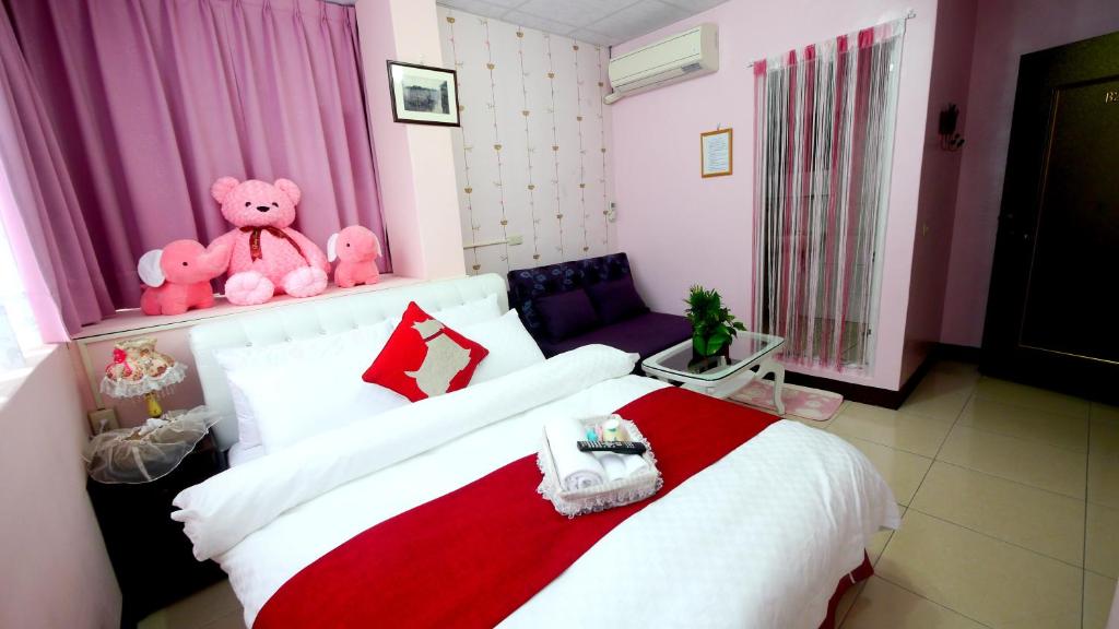 吉安花莲米拉宾民宿的一间卧室,床上有泰迪熊架