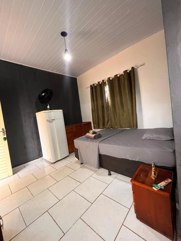 圣若热岛Chale do Japa的一间卧室配有一张床和一个小冰箱