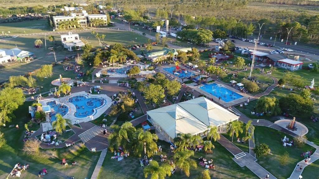查哈里Complejo Las Flores a 5 min de Termas Chajari的享有公园空中美景,设有游泳池