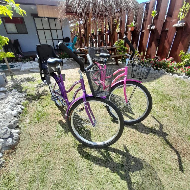 阿瓦托鲁Nuutea lodge的两辆自行车停在草地上,彼此相邻