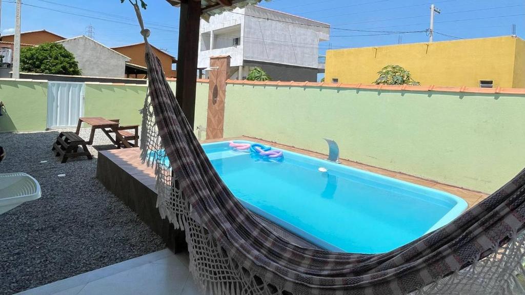 卡波布里奥Casa Unamar的后院游泳池周围的吊床