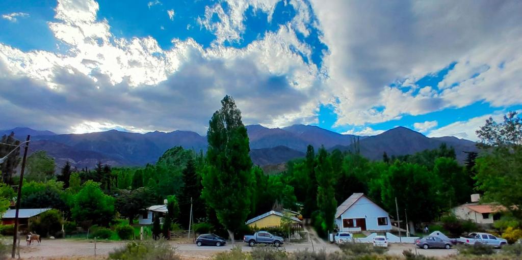 波特雷里约斯Alas de Mirlos的享有以山为背景的村庄美景