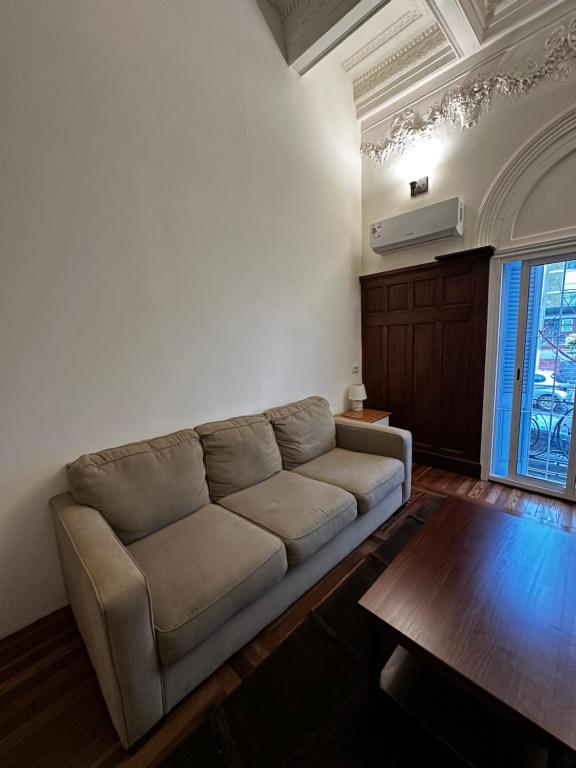 蒙得维的亚Rococo Apart的客厅配有沙发和桌子