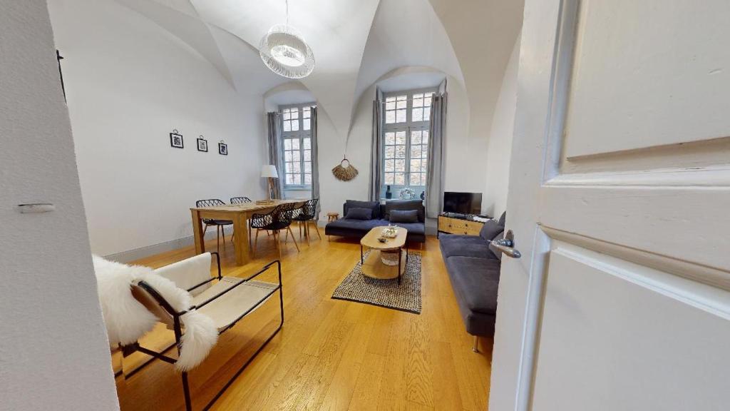 多勒Le Prieuré的客厅配有沙发和桌子