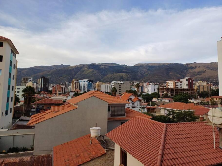科恰班巴Un lugar para ti en Cochabamba.的享有拥有建筑和山脉的城市美景
