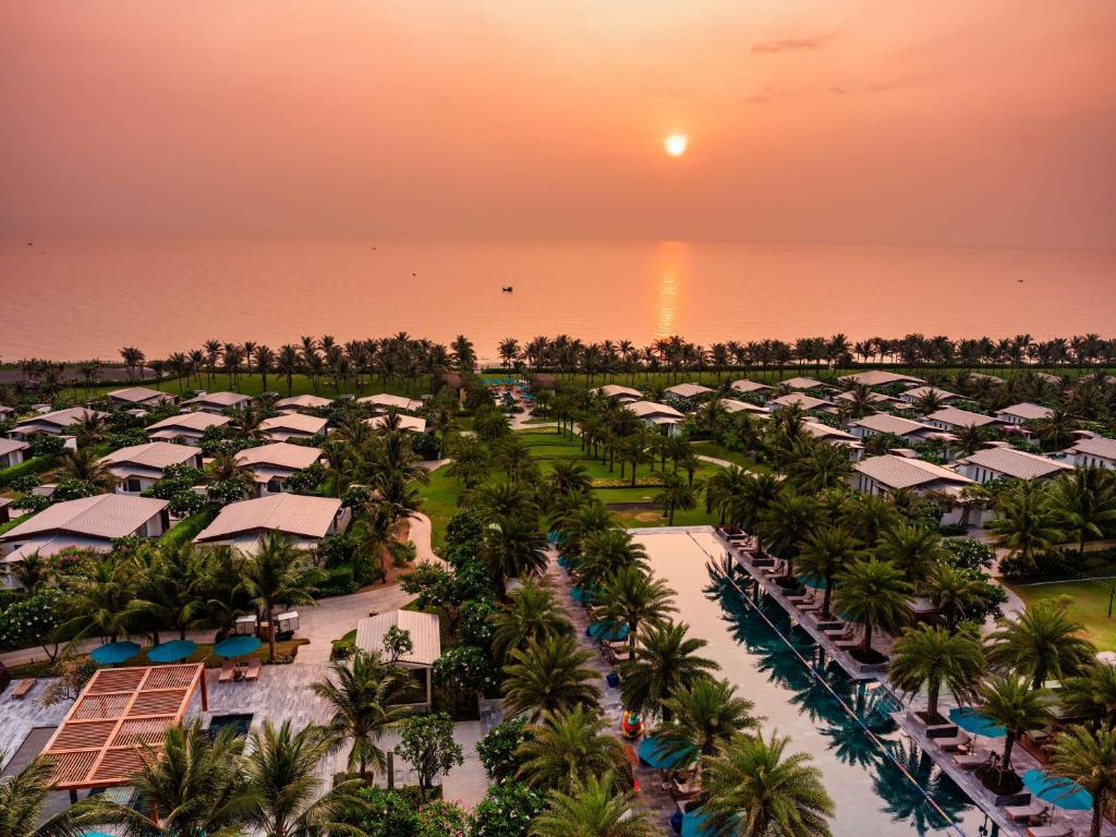 金兰Radisson Blu Resort Cam Ranh的日落时分享有度假村的空中景致