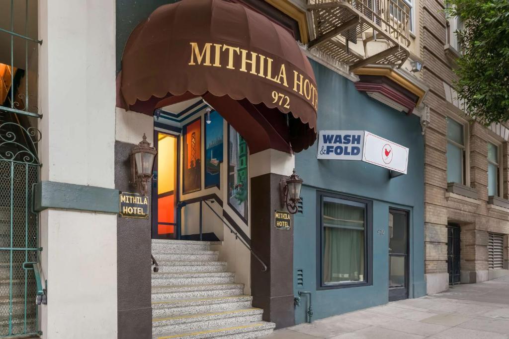 旧金山Mithila San Francisco - SureStay Collection by Best Western的街道上一座带遮阳篷和楼梯的建筑